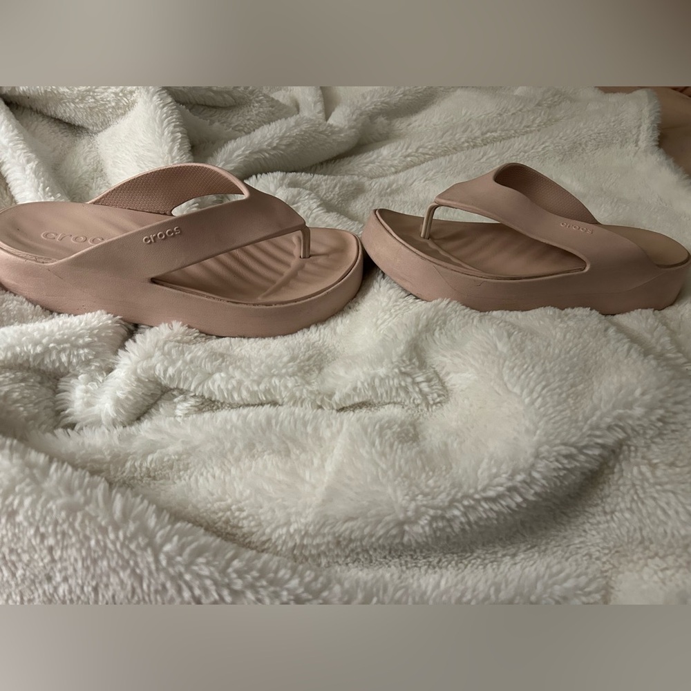 Crocs Getaway Platform Flip Flops in Quartz - Picture 9 of 11